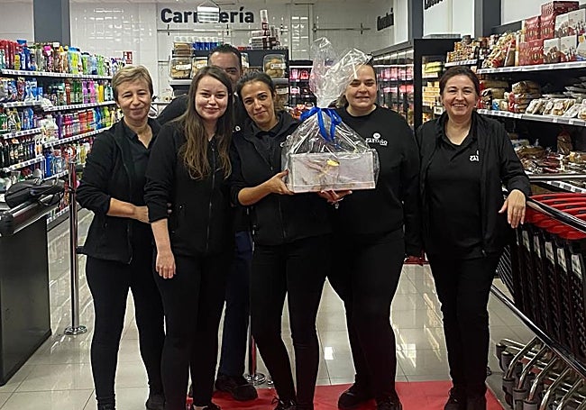 Jiménez recibe el reconocimiento de sus compañeras de trabajo.