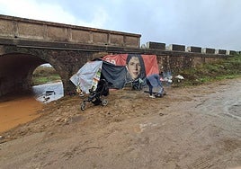 Familias nómadas acampadas junto al conocido como puente de los tres ojos.