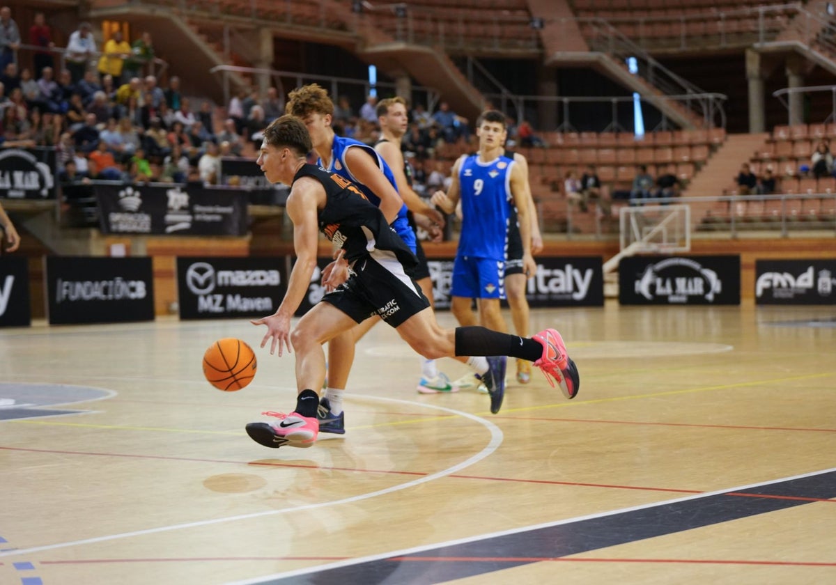 Jugada del duelo entre el BCB y el Betis en La Granadilla.