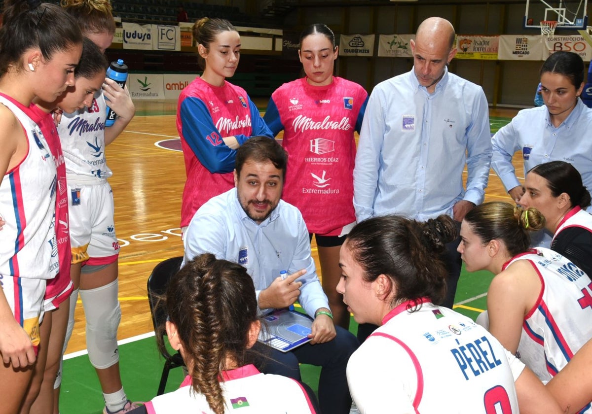 Daniel Carreras da instrucciones a sus jugadoras.