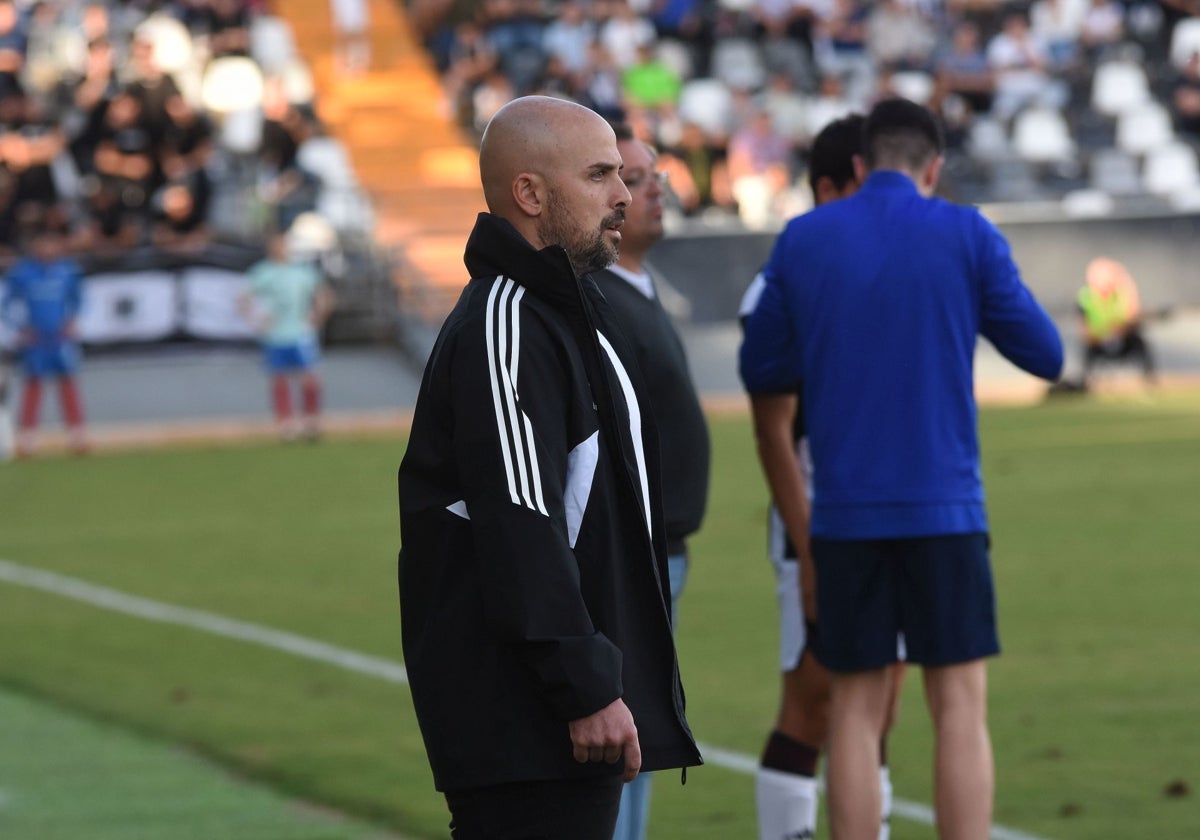 Luis Oliver Sierra durante el choque del Badajoz ante el Jaraíz en el Nuevo Vivero.