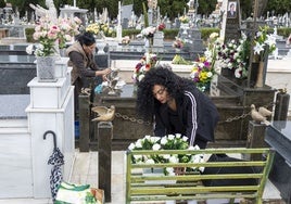 Eva e Inmaculada de la Cruz adecentan el mausoleo de su padre y su hermano en el cementerio de Badajoz.