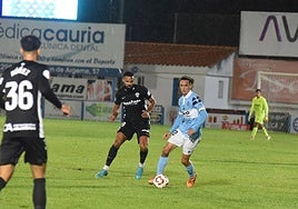 El celeste Mikel Carro controla el balón en el duelo copero.