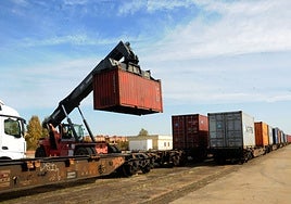 Tren de mercancías en la estación de Mérida.