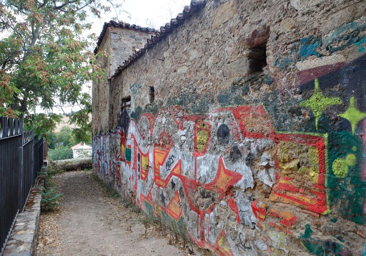 Los muros de la ermita, llenos de grafitis.