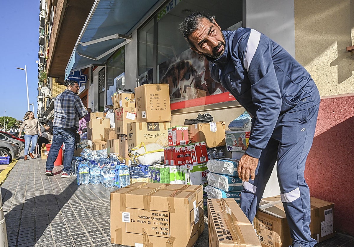 Los voluntarios han cargado el material durante la mañana de este sábado.
