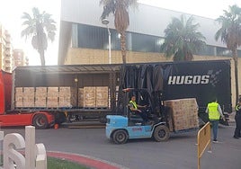 Tráiler lleno de agua y material que se ha enviado desde Mérida.