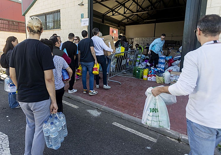 Cacereños haciendo cola para donar productos a los afectados por la DANA.