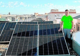 Jorge Hernández se está especializando en el montaje de placas solares.