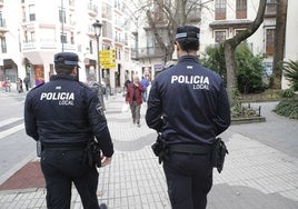 Agentes de la Policía Local de Cáceres patrullan por el centro de la ciudad en una imagen de archivo.