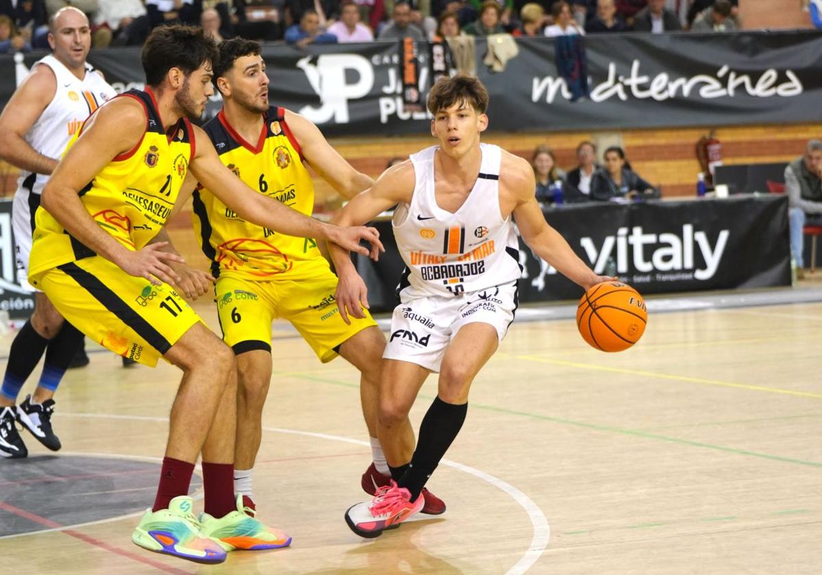 Javi Nielsen con el balón.