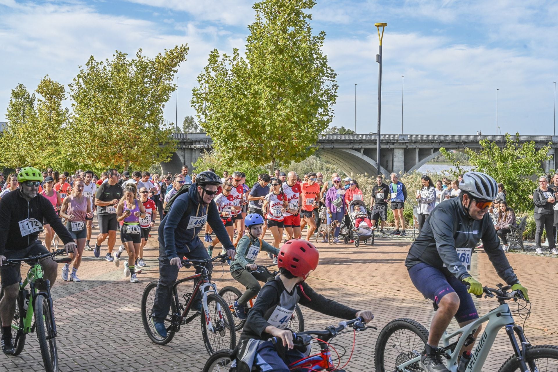 Fotos | Badajoz se solidariza corriendo con los afectados por la DANA