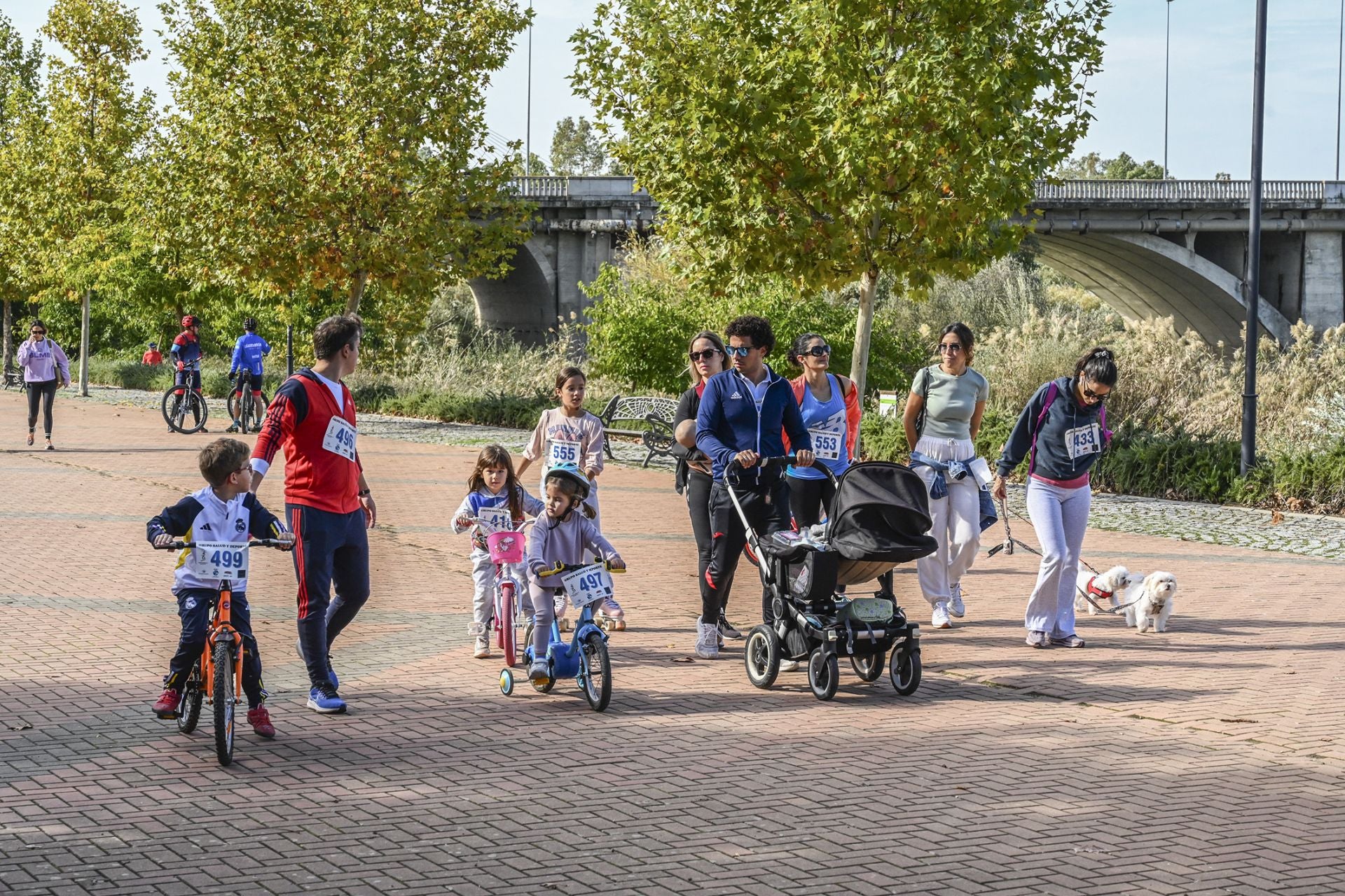 Fotos | Badajoz se solidariza corriendo con los afectados por la DANA
