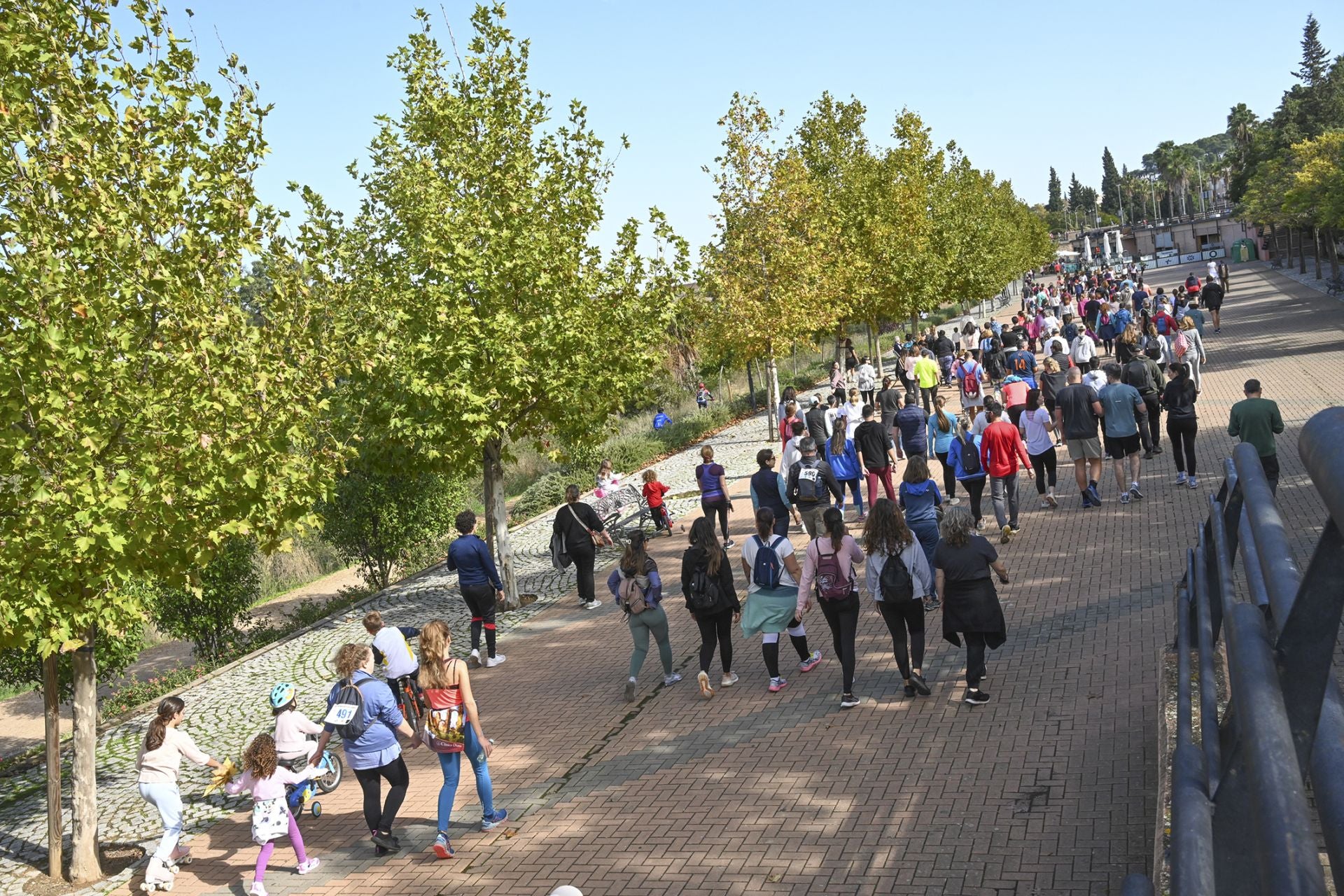 Fotos | Badajoz se solidariza corriendo con los afectados por la DANA