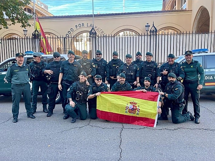 Agentes de la Guardia Civil de Badajoz parten hacia Valencia.