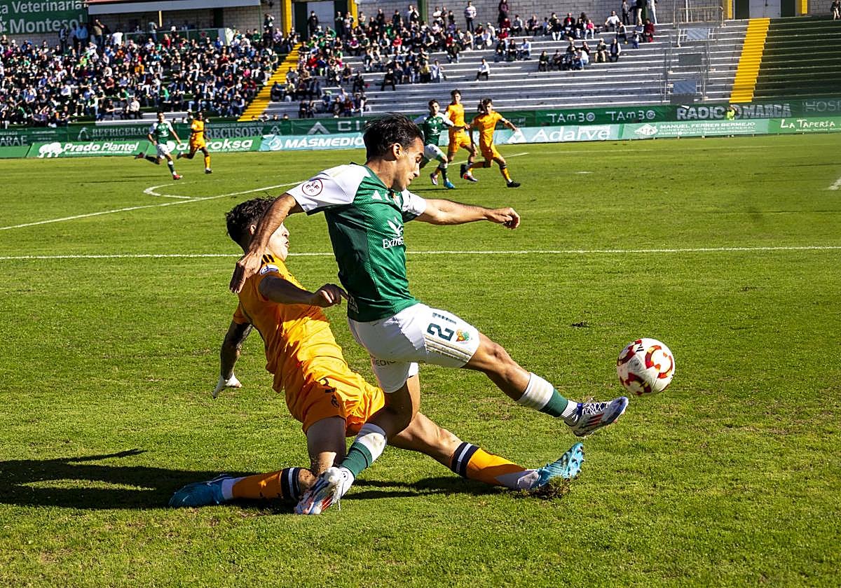 Dos goles seguidos de Salinas rescatan un punto para el Cacereño