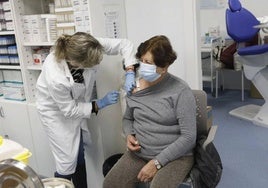 Una enfermera del SES en Cáceres en una campaña de vacunación.