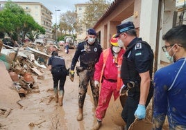 Policías locales de Badajoz trabajando en los municipios afectados por la DANA.