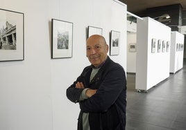 Miguel Ángel Rodríguez junto a dos de las fotografías que se pueden ver en su exposición