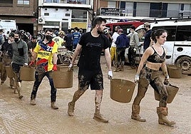 Voluntarios ayudando el domingo en Paiporta