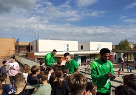 Los jugadores del Cáceres firman autógrafos a los pequeños escolares.