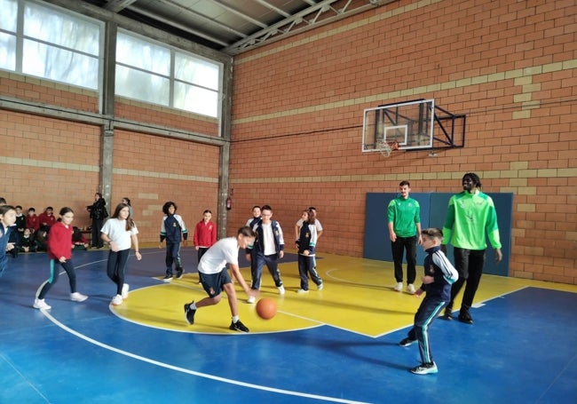 Los jugadores del Cáceres CB compartieron canastas con los escolares.