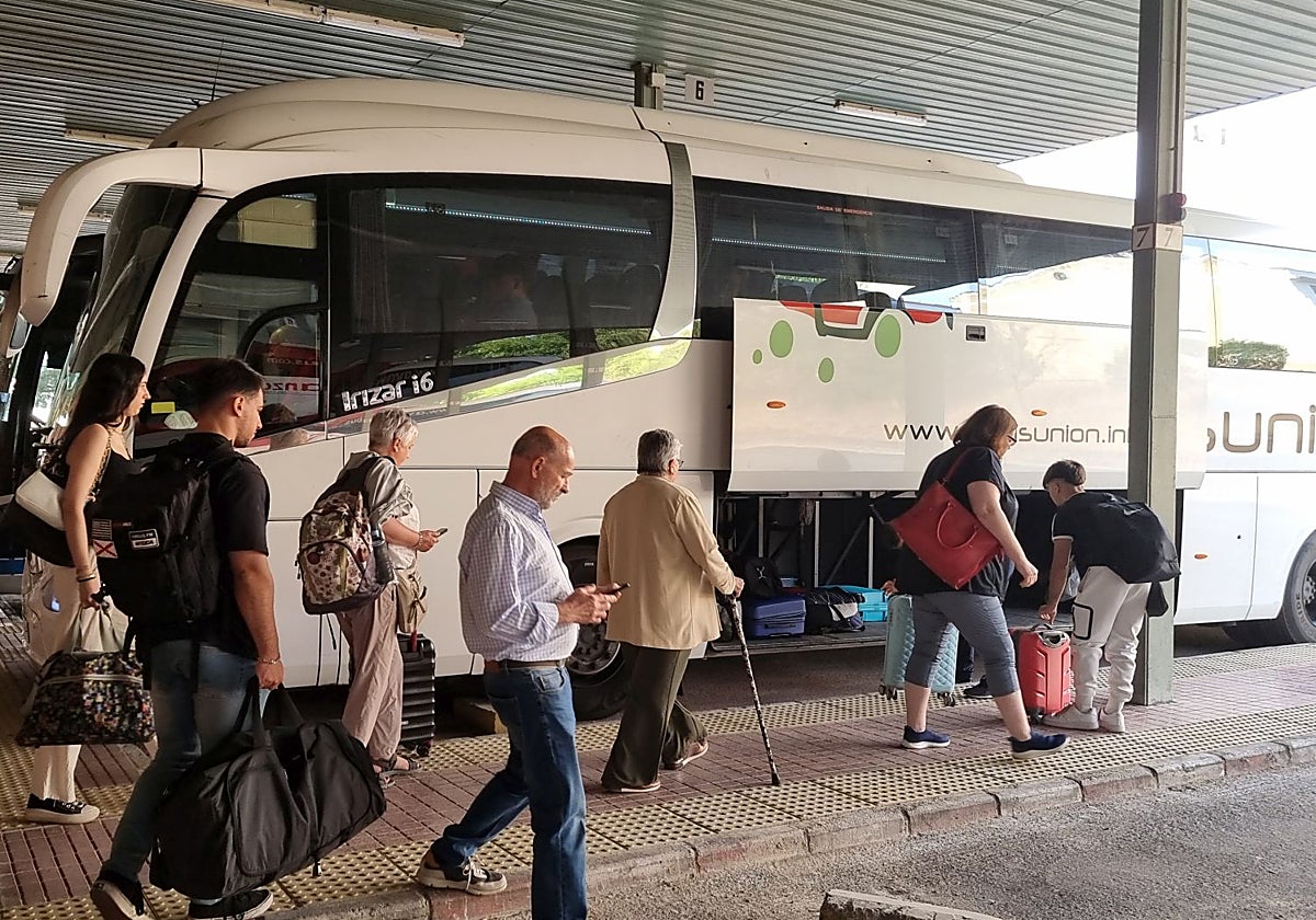 Viajeros acceden a un autobús en la estación de Mérida.