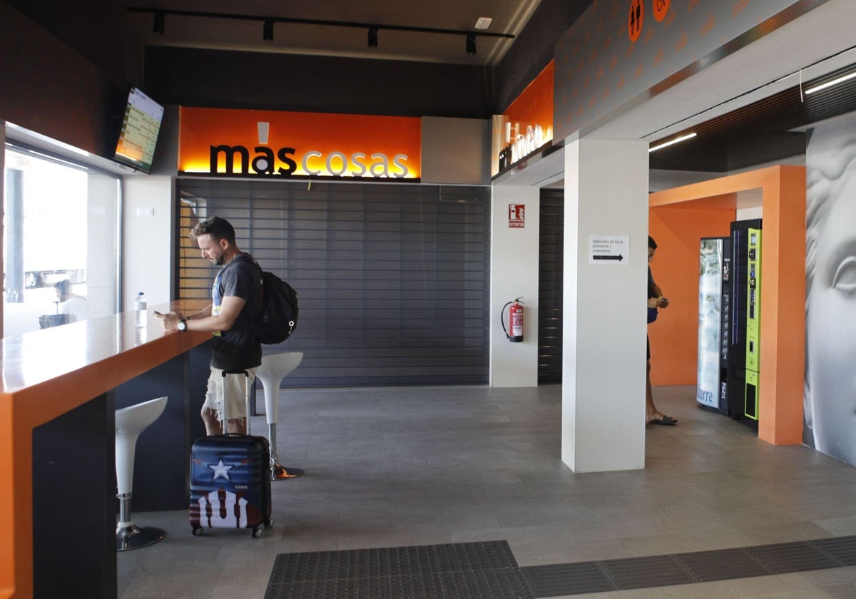 Estación de tren de Cáceres, con máquinas expendedoras al fondo.