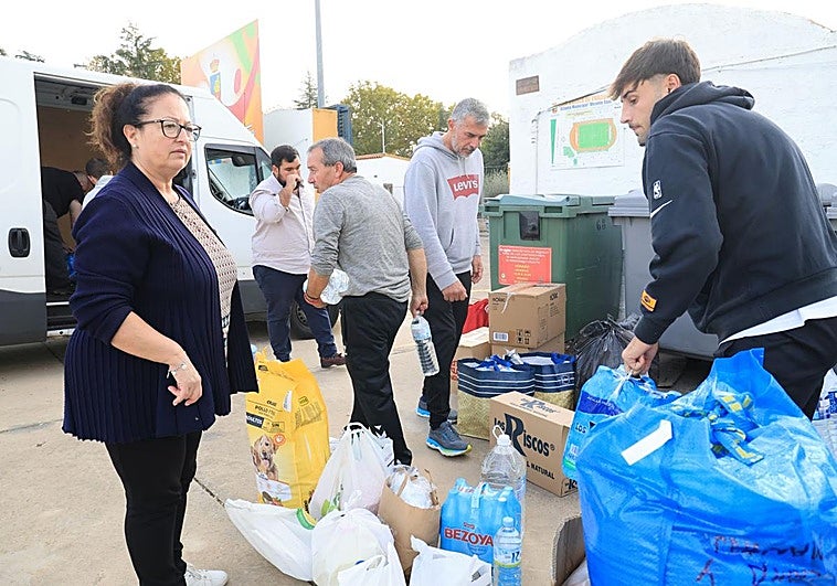 Juan Marrero y Pau Tejón, junto a trabajadores del club, cargando la furgoneta.