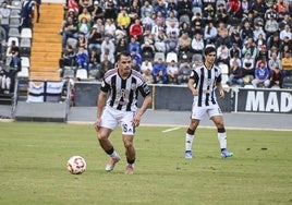 Gustavo Quezada y Jesús Sánchez durante el partido del Badajoz ante el Extremadura.