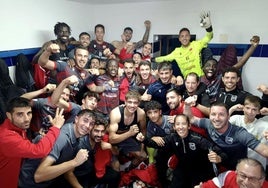 Los jugadores del Llerenense celebran la victoria y el liderato.