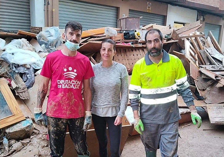 Mary Herrojo, que vive en las Barracas de Catarroja, junto a su hermano Julián (a la ziquierda), ambos de origen extremeño, y un vecino.