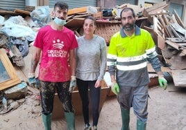 Mary Herrojo, que vive en las Barracas de Catarroja, junto a su hermano Julián (a la ziquierda), ambos de origen extremeño, y un vecino.