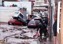 1997. Rodríguez Ibarra junto al entonces Príncipe Felipe, en una visita a la zona afectada tras la riada de Badajoz.