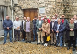 El delegado del Gobierno, José Luis Quintana, con alcaldes y alcaldesas de la Sierra de Gata.