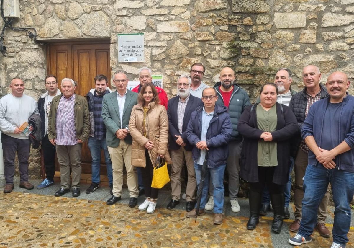 El delegado del Gobierno, José Luis Quintana, con alcaldes y alcaldesas de la Sierra de Gata.