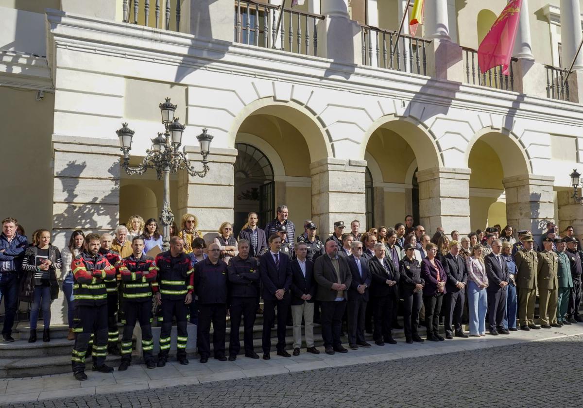 Cinco minutos de silencio a las puertas del Ayuntamiento de Badajoz.