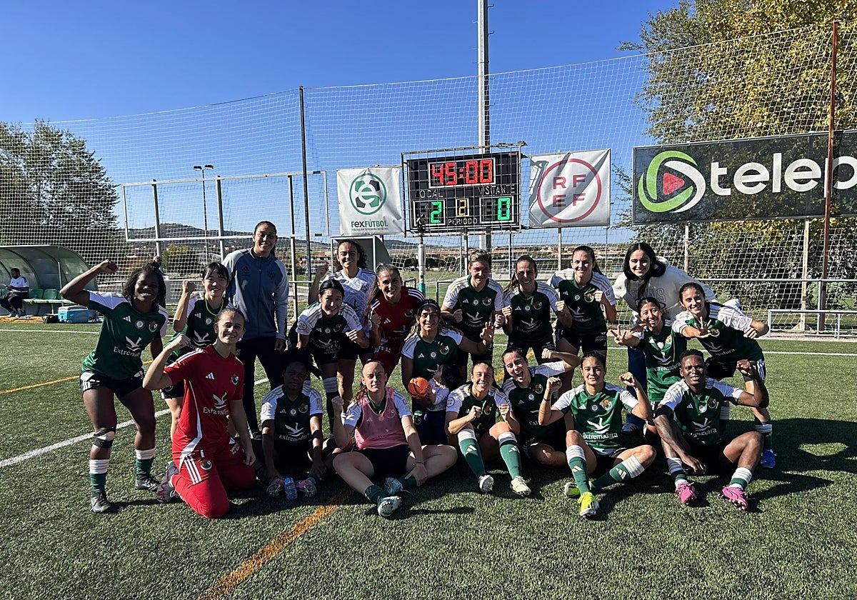 La plantilla del conjunto extremeño celebrando el último triunfo ante el Balears.