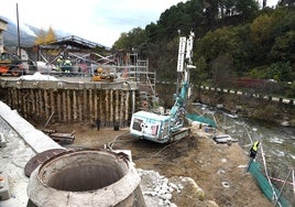 El nuevo puente sobre el río Jerte se construye a poco más de 100 metros del actual.