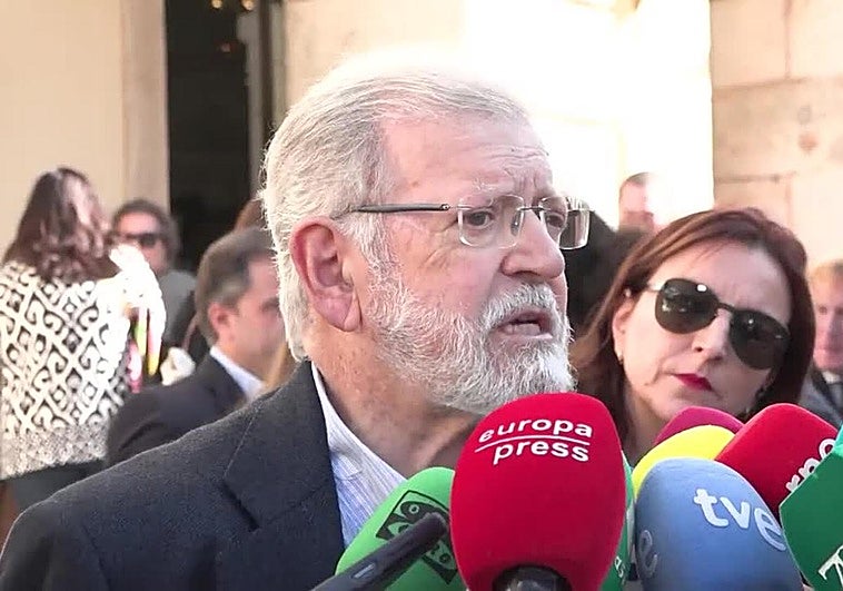 El expresidente de la Junta de Extremadura, Juan Carlos Rodríguez Ibarra, ha acudido al homenaje a las víctimas de la riada de Badajoz.