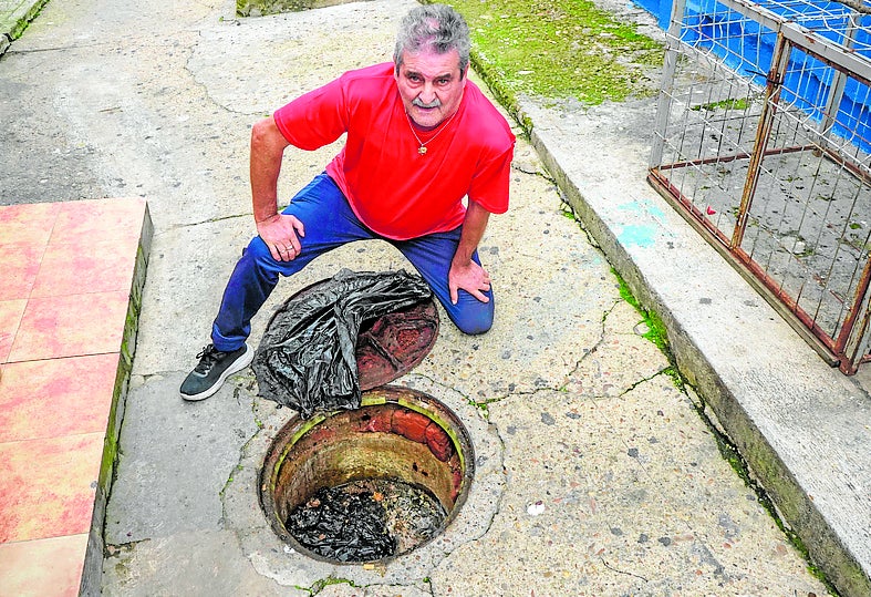 Ángel Rodríguez muestra el atasco en otro colector.