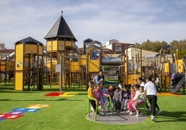 Los niños jugando ayer en el castillo instalado en el parque.