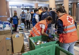 Voluntarios de Cruz Roja preparando ayuda para los afectados de la DANA.