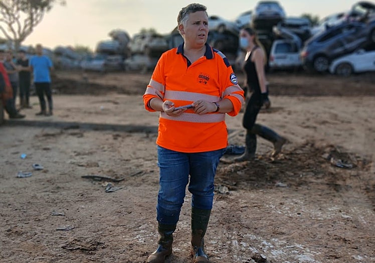 Jesús en la zona cero de la DANA con coches apilados al fondo.