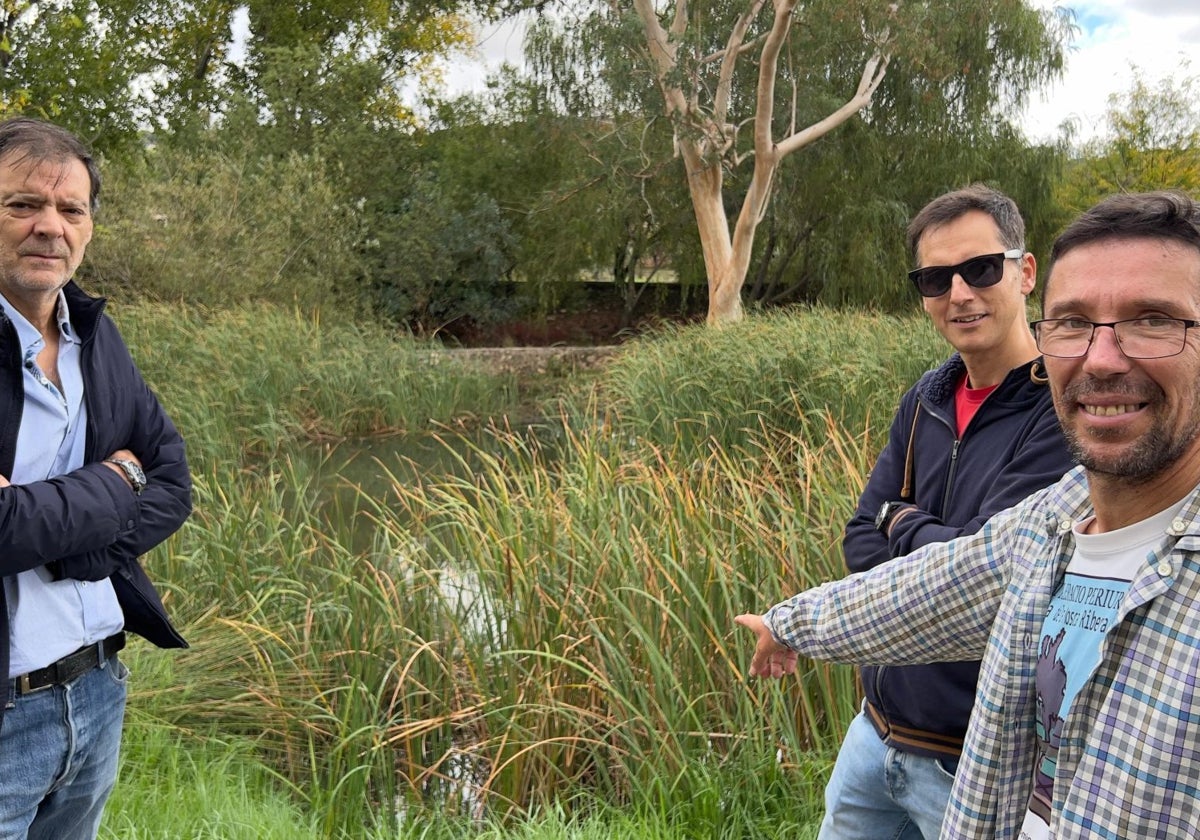 Jorge Rodríguez, Ramón Tébar y Pedro Moreno (dcha), ante la Charca del Marco.