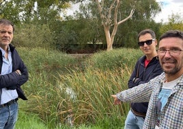 Jorge Rodríguez, Ramón Tébar y Pedro Moreno (dcha), ante la Charca del Marco.