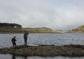 Dos chicos en el embalse de Tentudía en el pasado mes de octubre.