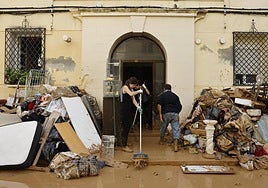 Voluntarios ayudan con las labores de limpieza en La Torre.