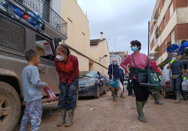 Repartiendo chuches a un niño de Algemesí.