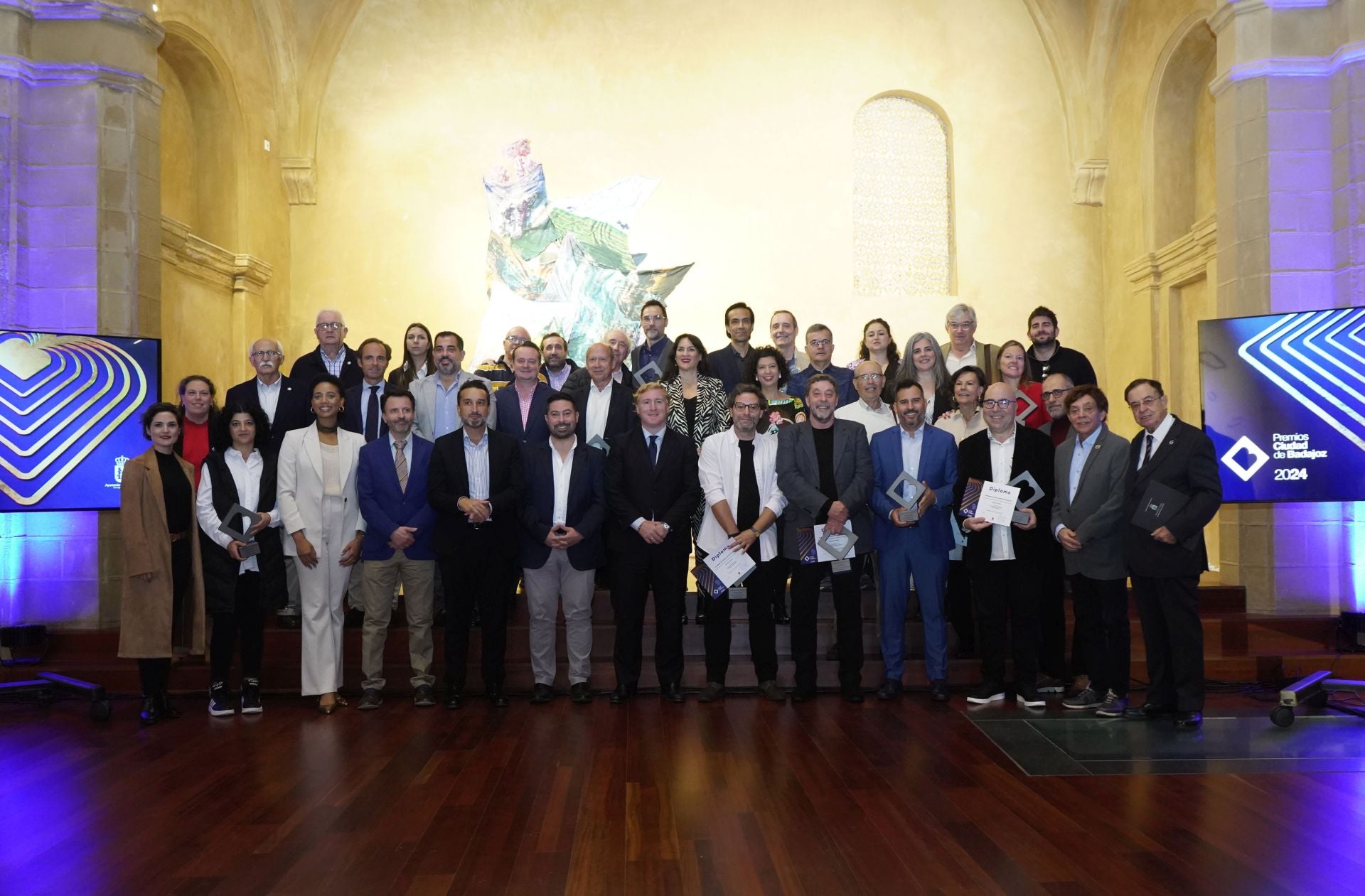 Los premiados del certamen Ciudad de Badajoz, con las autoridades